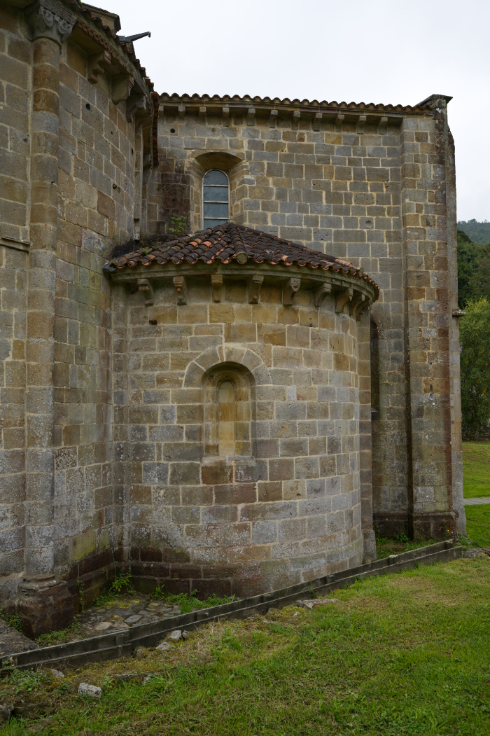 Vista del abside exterior de la capilla del lado de la epístola de la iglesia del monasterio de Vladedios